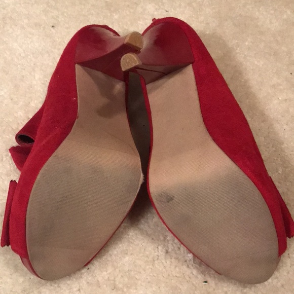 Material Girl Red suede pump with bows - Picture 6 of 7